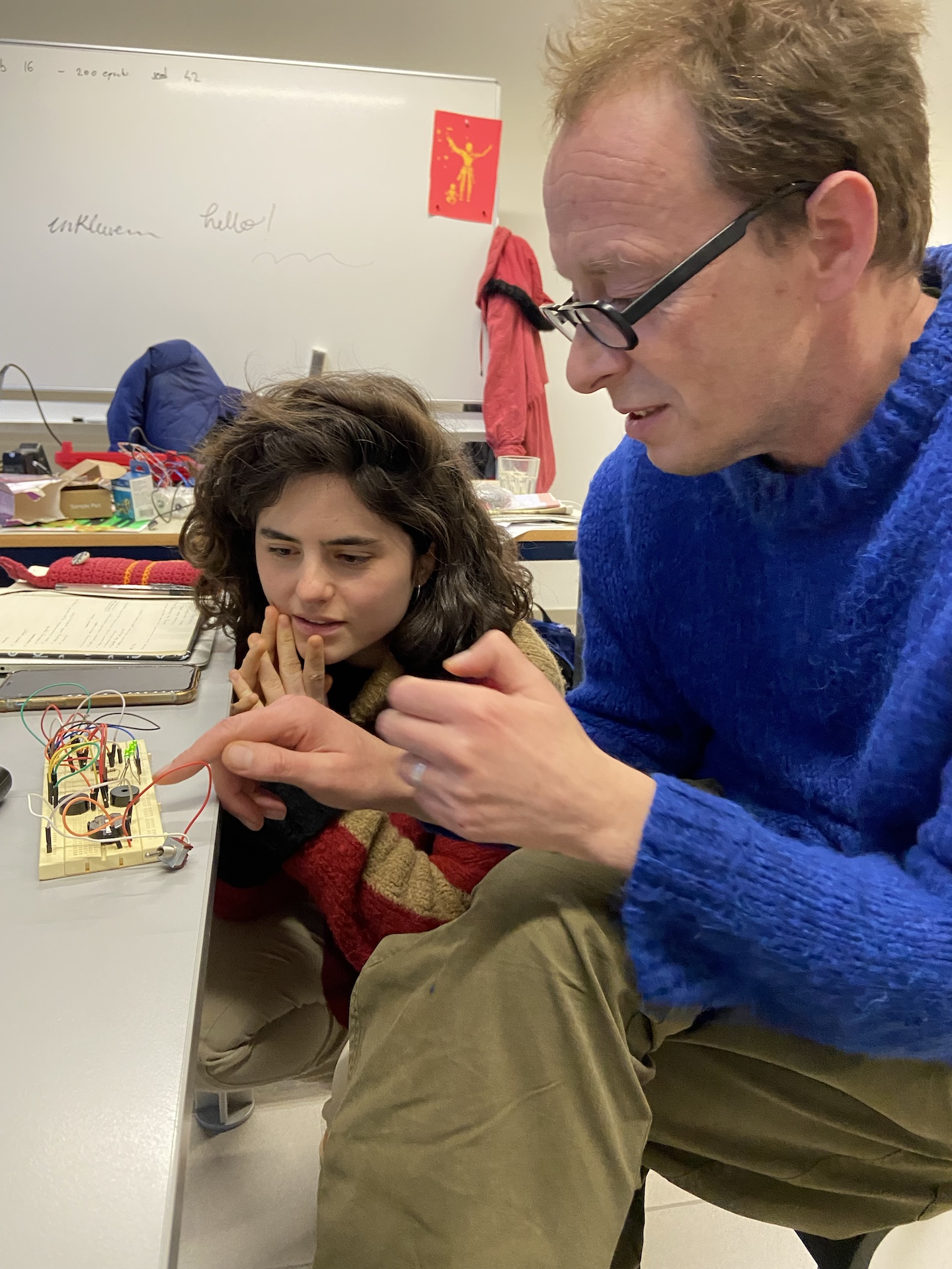 Lieven and Cèlia working on the device